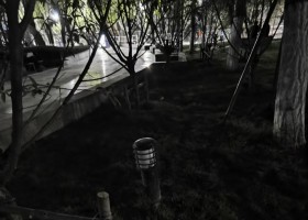 请“好人”把好人广场里的草坪灯扶正修复亮