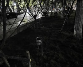 请“好人”把好人广场里的草坪灯扶正修复亮